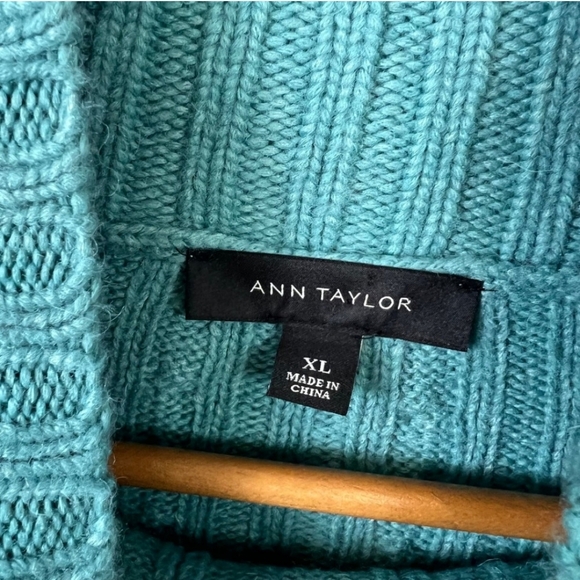 Ann Taylor cable knit sweater - Picture 3 of 6